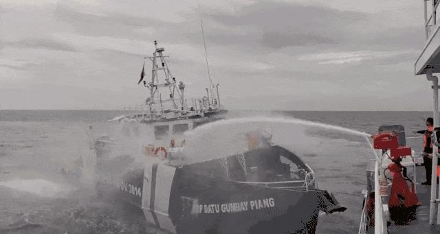 Kaiyun：菲船員向中國(guó)海警舉白旗 非法侵闖黃巖島領(lǐng)海(圖1)